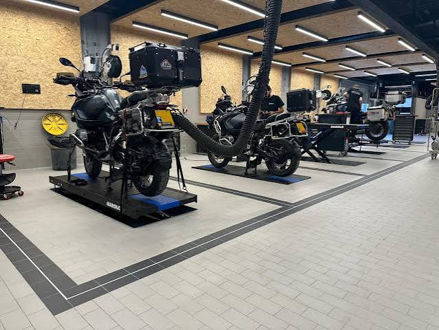 אופנועי BMW Motorrad באולם העבודה של מרכז השירות